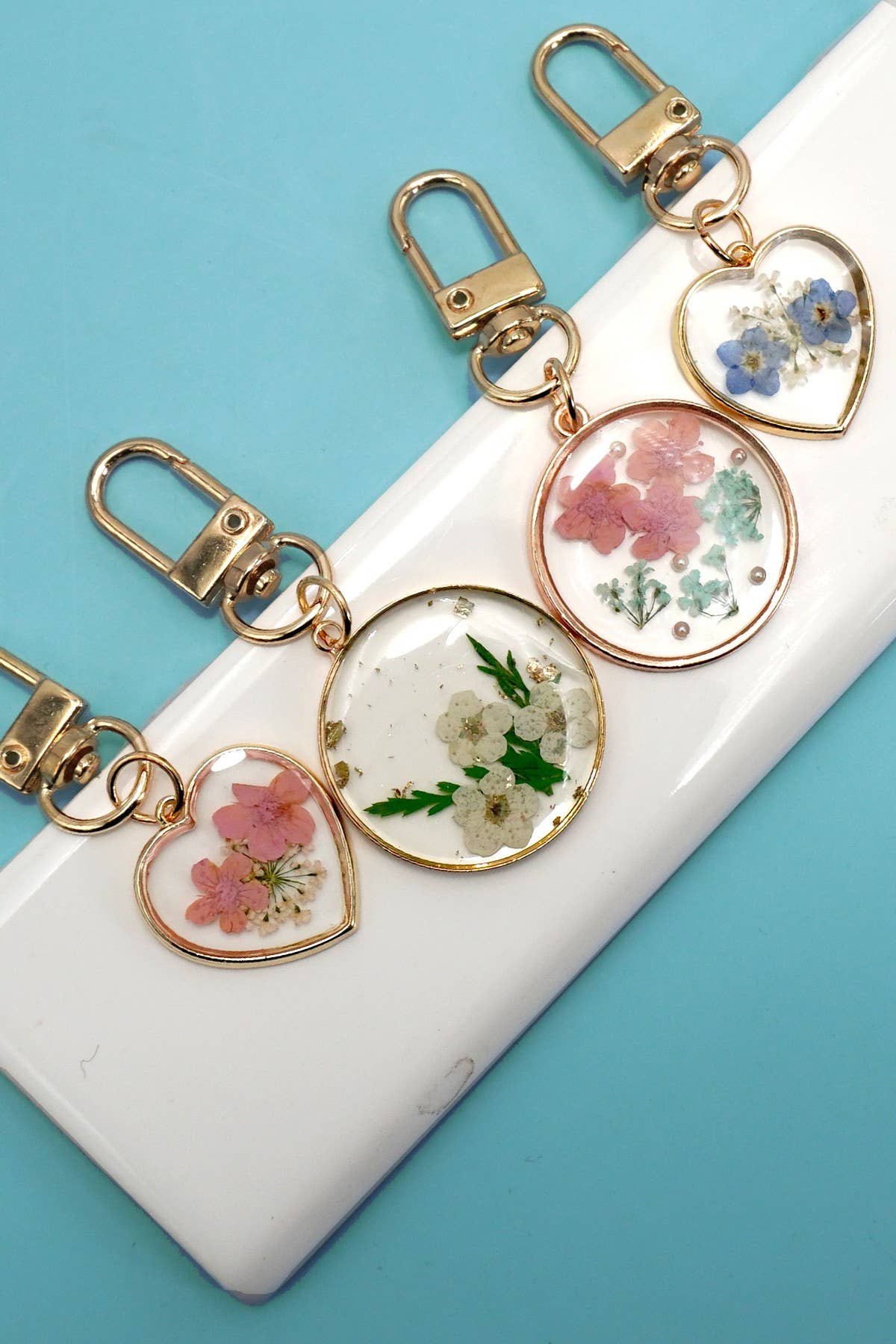 BAG CHARM-PRESSED DRIED FLOWER HEART ROUND | keychain