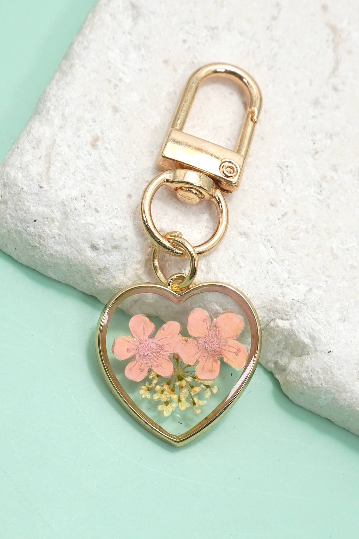 BAG CHARM-PRESSED DRIED FLOWER HEART ROUND | keychain