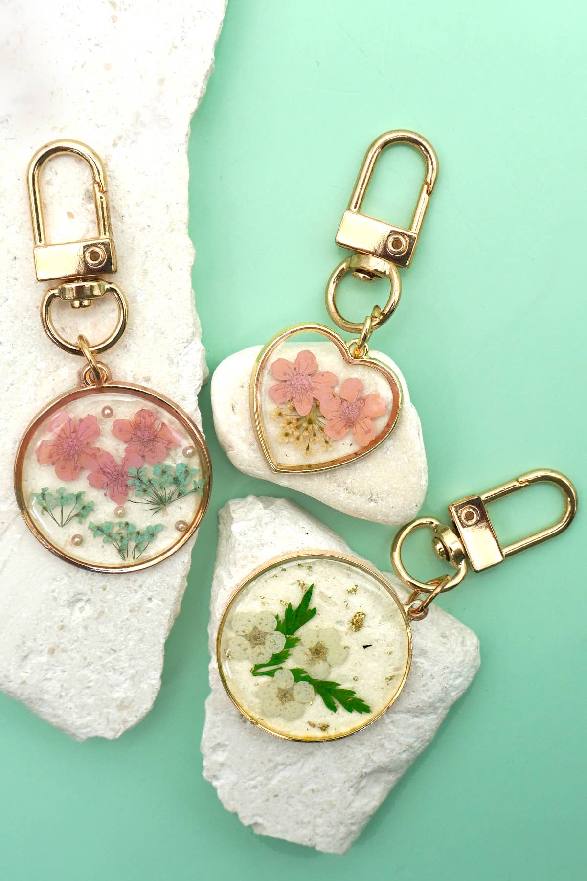 BAG CHARM-PRESSED DRIED FLOWER HEART ROUND | keychain